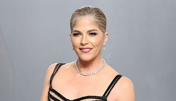 Luptă cu o boală nemiloasă de ani câțiva ani și s-a sprijinit în baston la petrecerea organizată după premiile Oscar 2026. Selma Blair s-a remarcat prin eleganță
