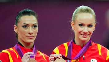 Sandra Izbasa si Catalina Ponor, asa cum rar le vezi. Relaxate, in afara salii de gimnastica. 16 POZE de colectie