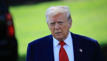 Donald Trump, viral în mediul online. A postat un portret în care apare îmbrăcat în Papă