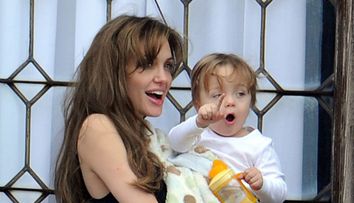 Fiica Angeline Jolie, apariție rară alături de mama ei. Cât de mult a crescut Vivienne și cu cine seamănă