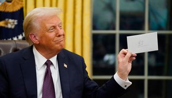 Ce scrie în scrisoarea pe care Joe Biden i-a lăsat-o lui Donald Trump în Biroul Oval de la Casa Albă: „Pe măsură ce îmi iau rămas bun de la această funcție sacră…”
