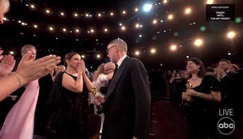 Sunt împreună de 25 de ani, au patru copii, dar nu s-au căsătorit. Paul Thomas Anderson și Maya Rudolph, cuplul adorabil de la Oscar 2026 care a plecat acasă cu trei statuete