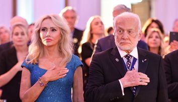 La 93 de ani, celebrul astronaut Buzz Aldrin s-a căsătorit cu o româncă. Cine este Anca Faur, cu 30 de ani mai tânără