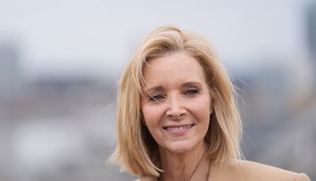 Lisa Kudrow a dezvăluit suma uluitoare pe care actorii din ”Friends” încă o câștigă, la 20 de ani după ce serialul s-a încheiat!