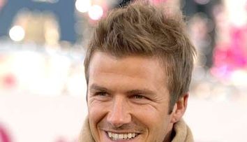 David Beckham la nevoie se cunoaste! A ajutat un sofer sa-si impinga masina ramasa in pana intr-o intersectie!