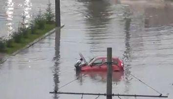 FABULOS! Masina e jumatate sub apa, iar soferita nu intelege DE CE NU MAI MERGE! VIDEO