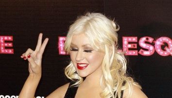 Christina Aguilera, beata si cu chef de scandal la o petrecere la care a aparut fara sa fie invitata!