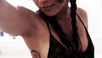 Miley Cyrus isi arata cel de-al cincilea tatuaj pe Twitter!