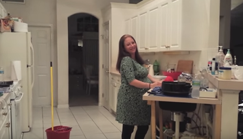 Si-a filmat sotia insarcinata in bucatarie in timp ce dansa. Intr-o secunda totul s-a schimbat