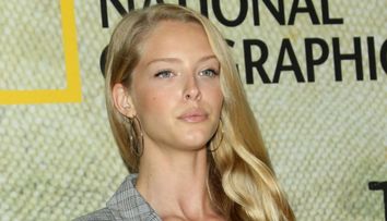 Iubita lui Patrick Schwarzenegger, aparitie sexy la premiera unui film. Cu ce s-a imbracat