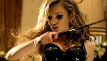 Alexandra Stan i-a cucerit pe americani cu vocea si formele ei. Asculta cum suna prestatiile ei LIVE