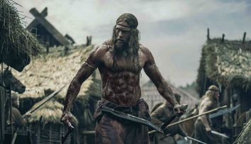 Vikingul / The Northman pe VOYO. Ritualuri, ofrande, sacrificii și un Alexander Skarsgård urlând ca lupii către zei, în rol de viking