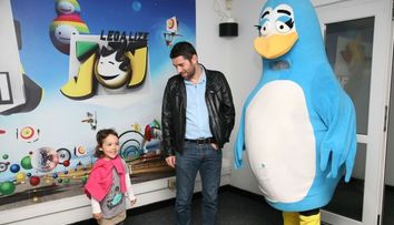 Sara, fetita lui Alex Dima, a dovedit reale calitati de DJ in studioul ProFM, devenit azi un Radio de Pici!