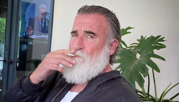 Îl recunoști pe bătrânelul din imagine? Acum 16 ani, era cel mai atrăgător actor dintr-un serial de succes de la PRO TV! ”Moș Crăciun după 20 de ani în pușcărie”