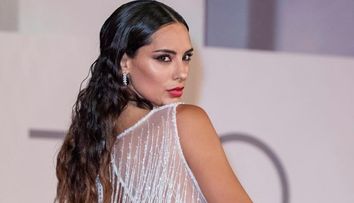 Raffaella Modugno, apariție senzuală la Veneția. Modelul a atras toate privirile când s-a afișat într-o rochie transparentă