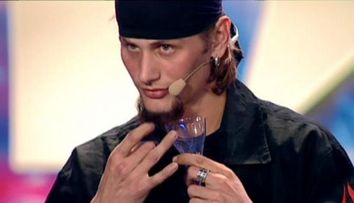 Spectacol socant la Romanii au talent: un tanar a mancat sticla si o lama de ras!