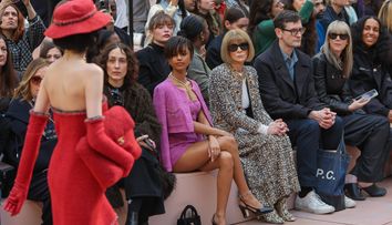 Motivul ciudat pentru care Anna Wintour poartă ochelari de soare chiar și în interior. Cine e singurul om în fața căruia și i-a dat jos