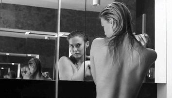 Bar Refaeli apare nud in cea mai sexy reclama la lenjerie intima: VIDEO