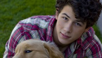 Baiatul slabut si dragut din Jonas Brothers are iubita de barbat adevarat. Nimeni nu se astepta sa fie atat de frumoasa