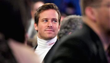 Armie Hammer, la bustul gol în California, după „exilul” forțat în Insulele Cayman