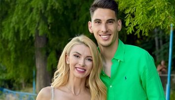 Andreea Bălan și Victor Cornea au dat nas în nas cu ursul. Artista și logodnicul ei au avut parte de o surpriză chiar în curtea hotelului la care erau cazați