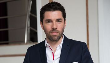 Alex Dima aduce Lumina in casele oamenilor, de la Manastirea Curtea de Arges