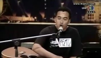Canta divin la chitara desi are doar o mana! VIDEO