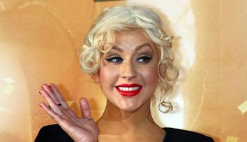 Christina Aguilera a renunțat la haine și s-a fotografiat într-o cadă plină cu petale de tradafiri.