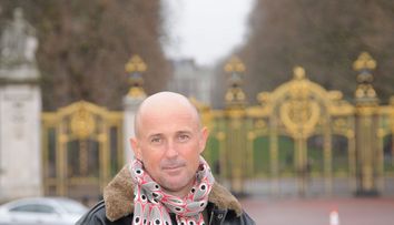 Cum arăta Mugur Mihăescu în tinerețe, când avea păr pe cap