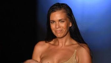 Un model Sports Illustrated a defilat pe catwalk în timp ce își alăpta fetița la sân. Reacția publicului, virală