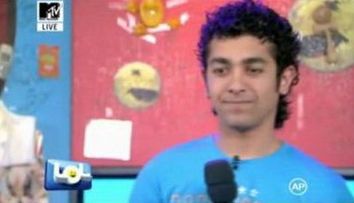 Valentin Dinu a cantat LIVE piesa 'Ochii Tai' de la Holograf! VIDEO