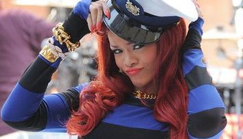 Rihanna, surprinsa de paparazzi la iesirea dintr-un magazin de cannabis