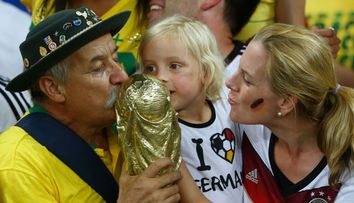 Este cea mai viralizata imagine de la meciul Brazilia-Germania. Gestul superb al fanului brazilian la sfarsitul partidei a impresionat o lume intreaga