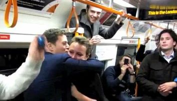 VIDEO. Cam ciudat, dar foarte romantic!<span style=