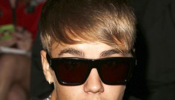 O noua zi, o noua aparitie penibila. Justin Bieber, cu pantalonii in vine pe scena. Fanii din primele randuri au vazut mai mult decat trebuia