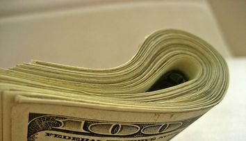 Cum transforma un barbat 5 dolari in 100 de dolari. Toti trecatorii au fost impresionati