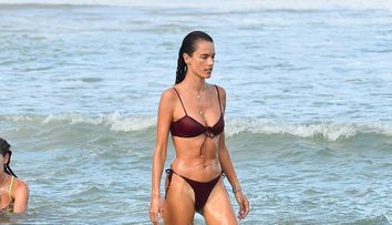 Alessandra Ambrosio, o nouă apariție incendiară! Cum a fost fotografiată pe plajele din Brazilia
