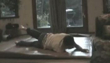 Uite ce reactie are o mama cand isi vede fiul doborat la pamant de... breakdance!