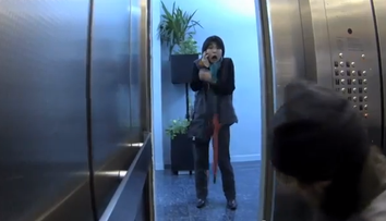 Tu ce ai face daca ai da peste o crima in desfasurare? Farsa din lift si reactiile oamenilor, surprinse de camera ascunsa