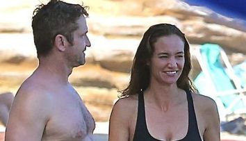 Nu si-a putut dezlipi mainile de pe ea. Gerard Butler, surprins de paparazzi in ipostaze hot alaturi de noua iubita