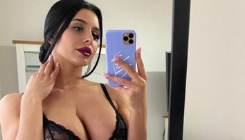 Bomba sexy Lily Adrianne, spectacol gratuit la benzinărie. Cum a reușit să atragă toate privirile