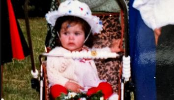 Recunoști fetița adorabilă din fotografie? Azi este una dintre cele mai frumoase și iubite artiste din România