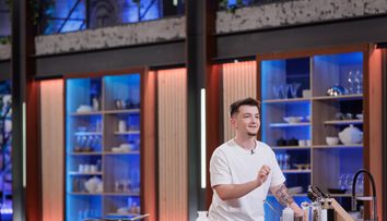 MasterChef 2025, 15 septembrie. Vlad Lungu i-a îndeplinit dorința bunicii sale și a ajuns la MasterChef. Devenit bucătar de nevoie, concurentul și-a încercat norocul cu o rețetă indiană: „Mâzga are o tentă de praf”