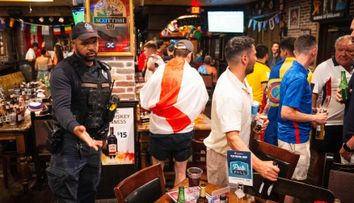 Petrecere dezlănțuită în Dallas! Fanii englezi, dați afară din bar de poliție după ce au băut bere la 4 dolari, s-au dezbrăcat și au invadat un spectacol de rodeo