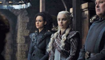 Emilia Clarke a spus adevărul despre paharul de cafea care a apărut într-o scenă din Urzeala tronurilor