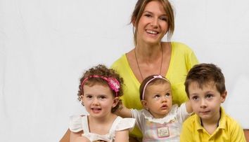 Vezi ce cadou i-a facut Adela Popescu nepoatei sale cu ocazia taierii motului