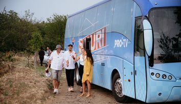 Echipa Visuri la cheie construiește o casă de la zero pentru doi frați care au rămas fără părinți: „Nu a mai rămas absolut nimic, doar doi pereți! Când vezi acel autocar, se va întâmpla o minune, sigur!”
