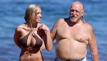 Spectacol total la plaja. Cum a fost surpinsa una dintre cele mai sexy rapperite din America