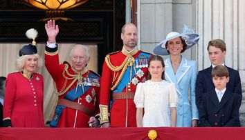 Ordinea în care sunt așezați membrii familiei regale pe balconul Palatului Buckingham. De ce stau în centru regele și moștenitorul tronului