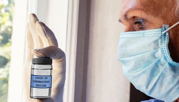 Un vaccin experimental pentru coronavirus, sub semnul întrebării după ce un voluntar s-a îmbolnăvit